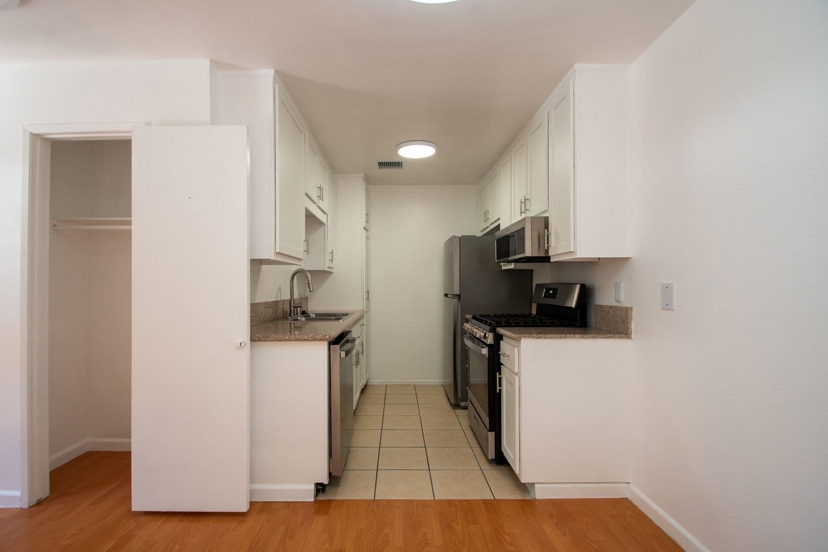 Sherman Oaks Apartment: 5617 Woodman Avenue