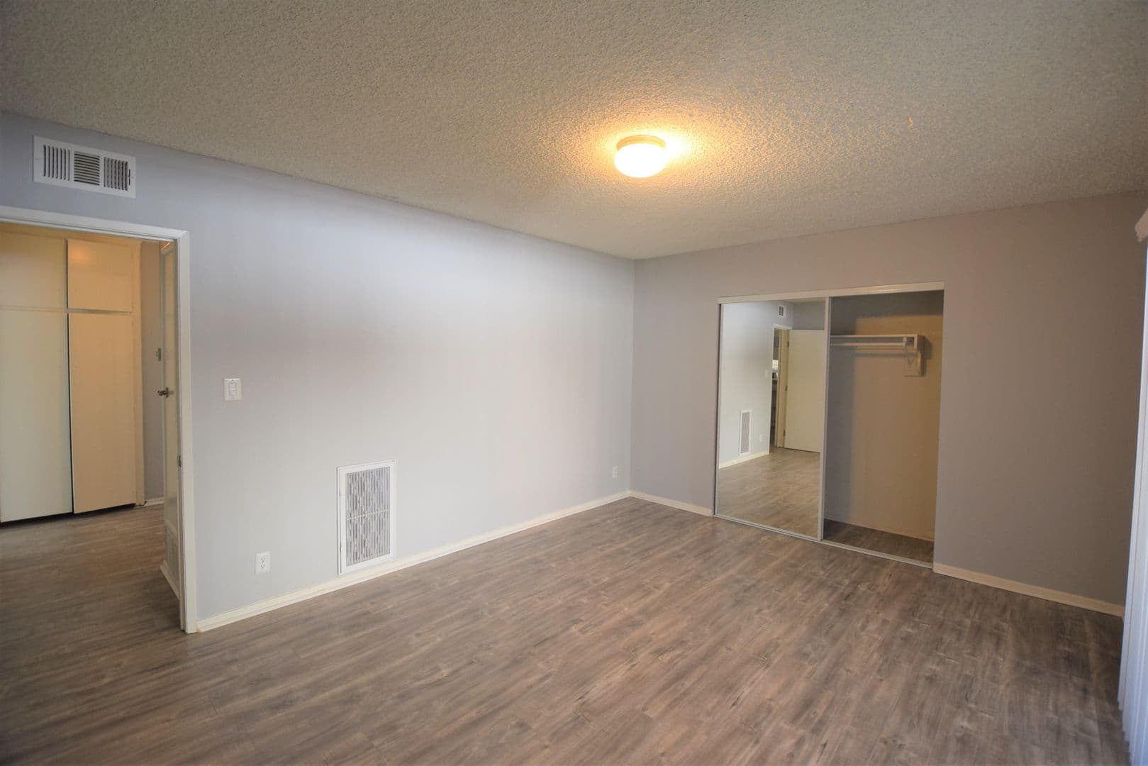 North Hollywood Apartment: 6665 Rhodes Avenue
