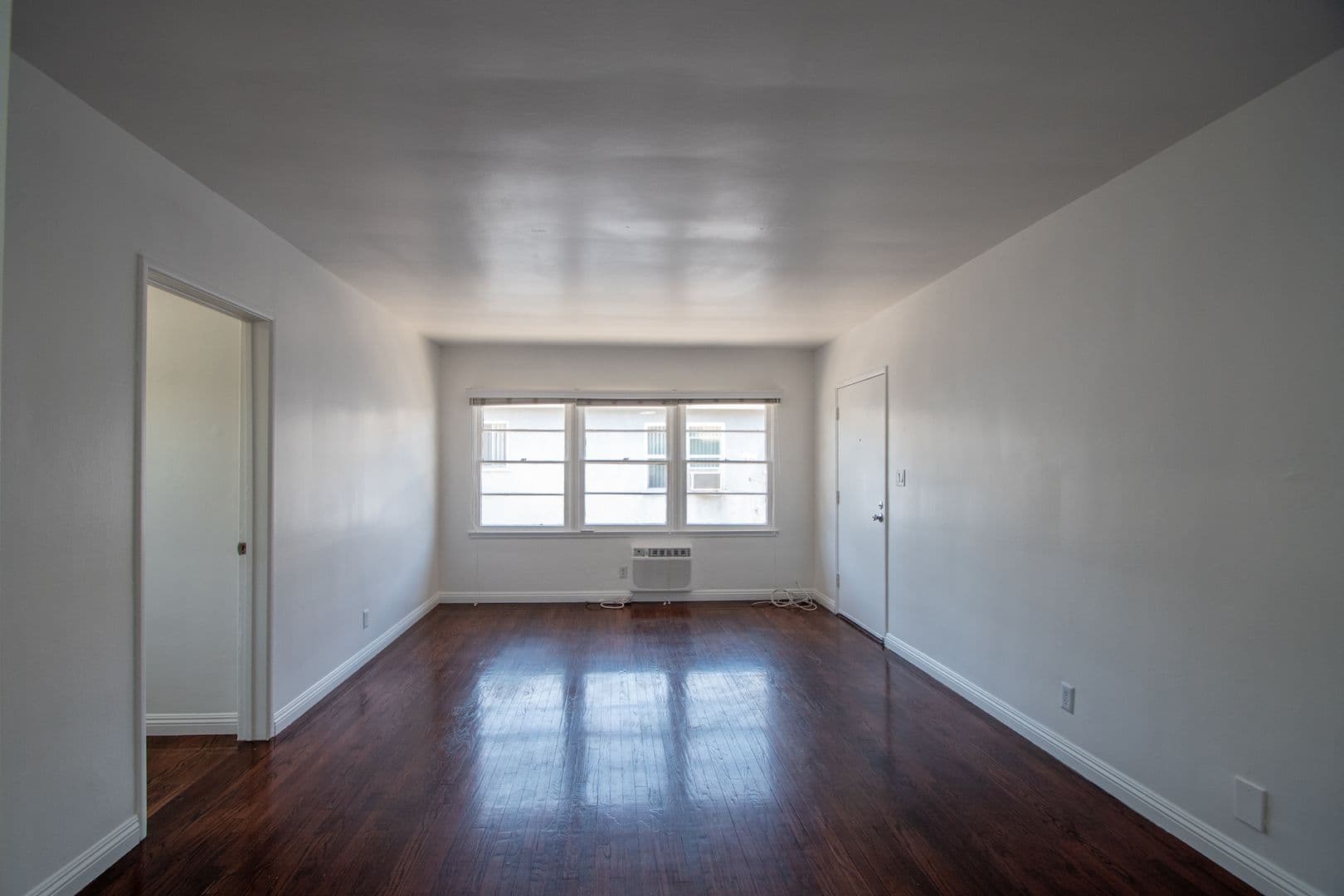 North Hollywood Apartment: 11041 Moorpark Street