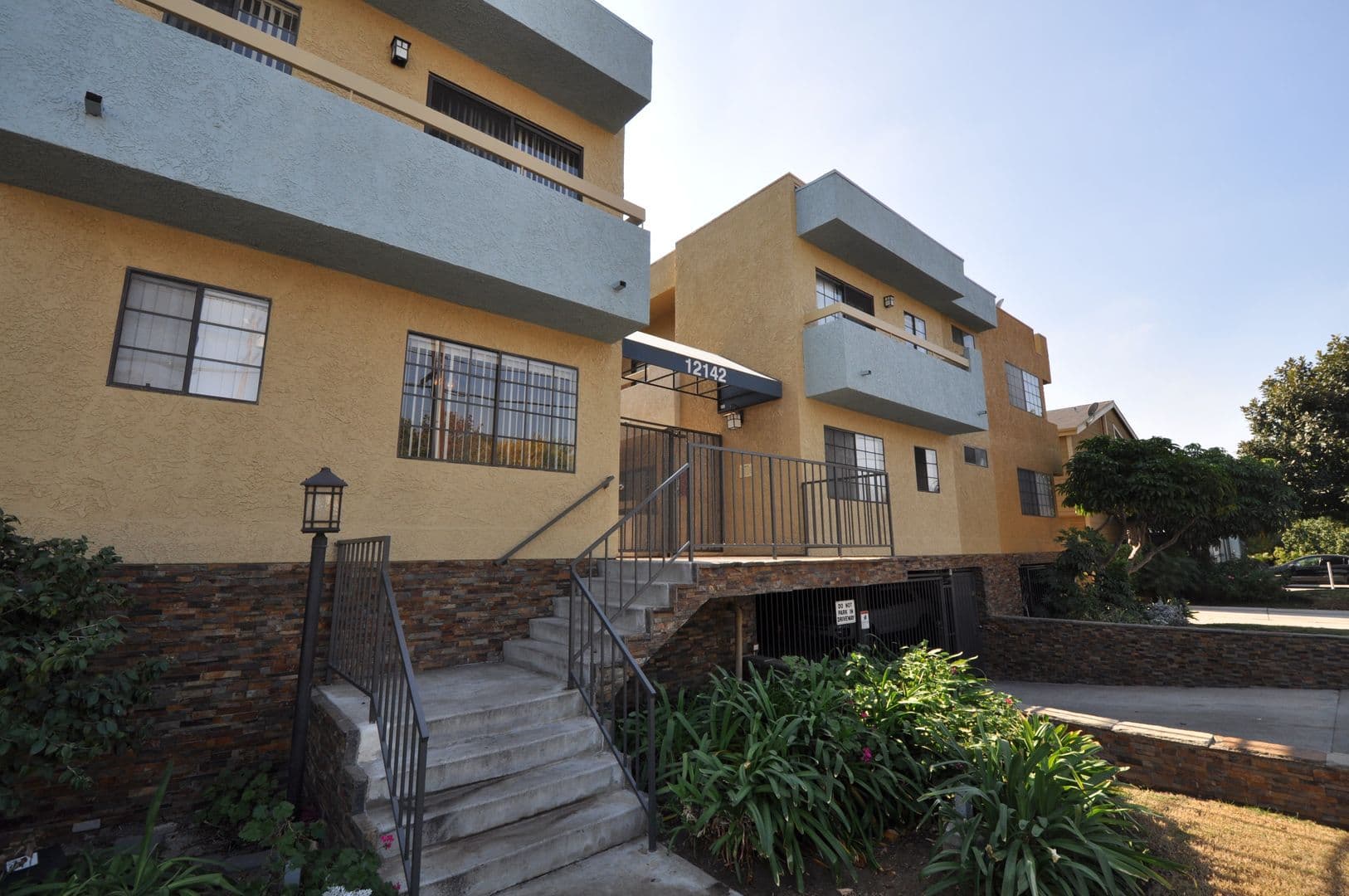 Valley Village Apartment: 12142-50 Oxnard St