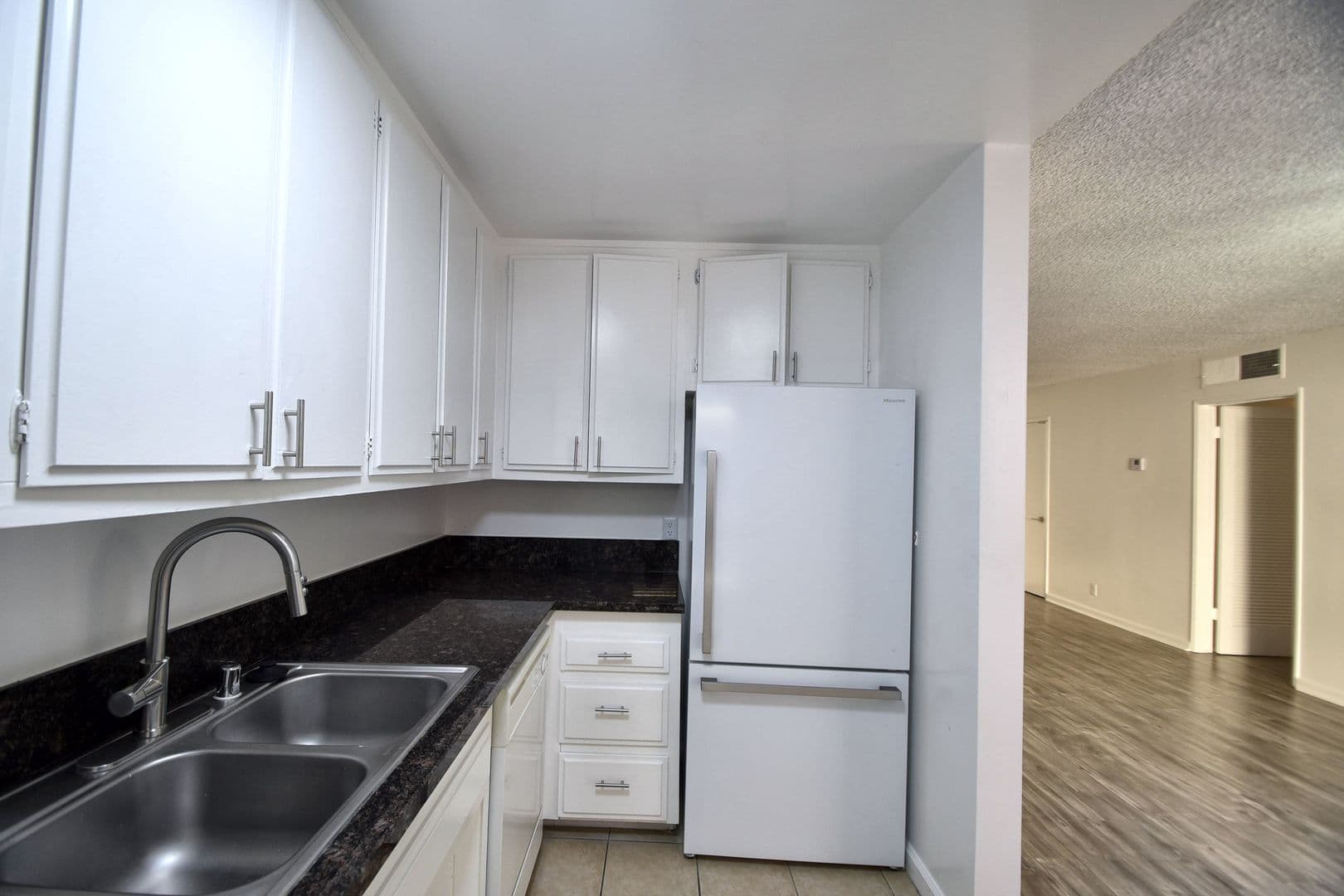 North Hollywood Apartment: 11310 Camarillo Street