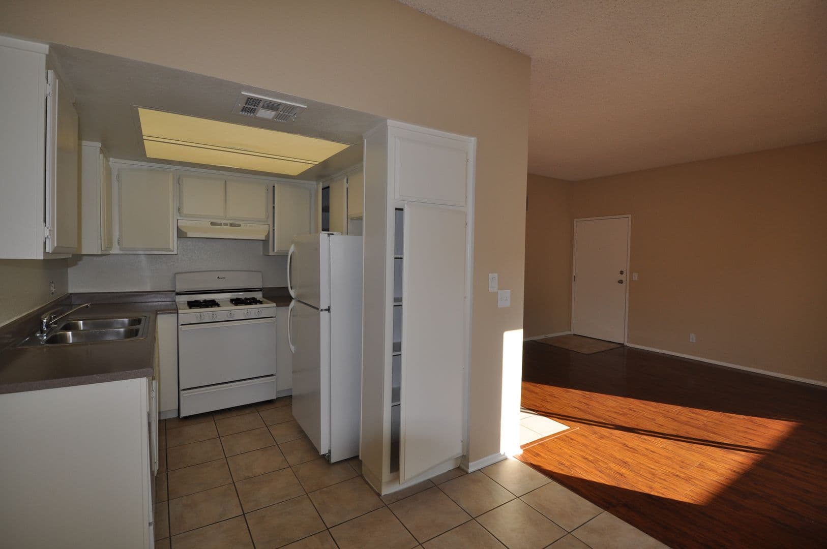 Valley Village Apartment: 12142-50 Oxnard St