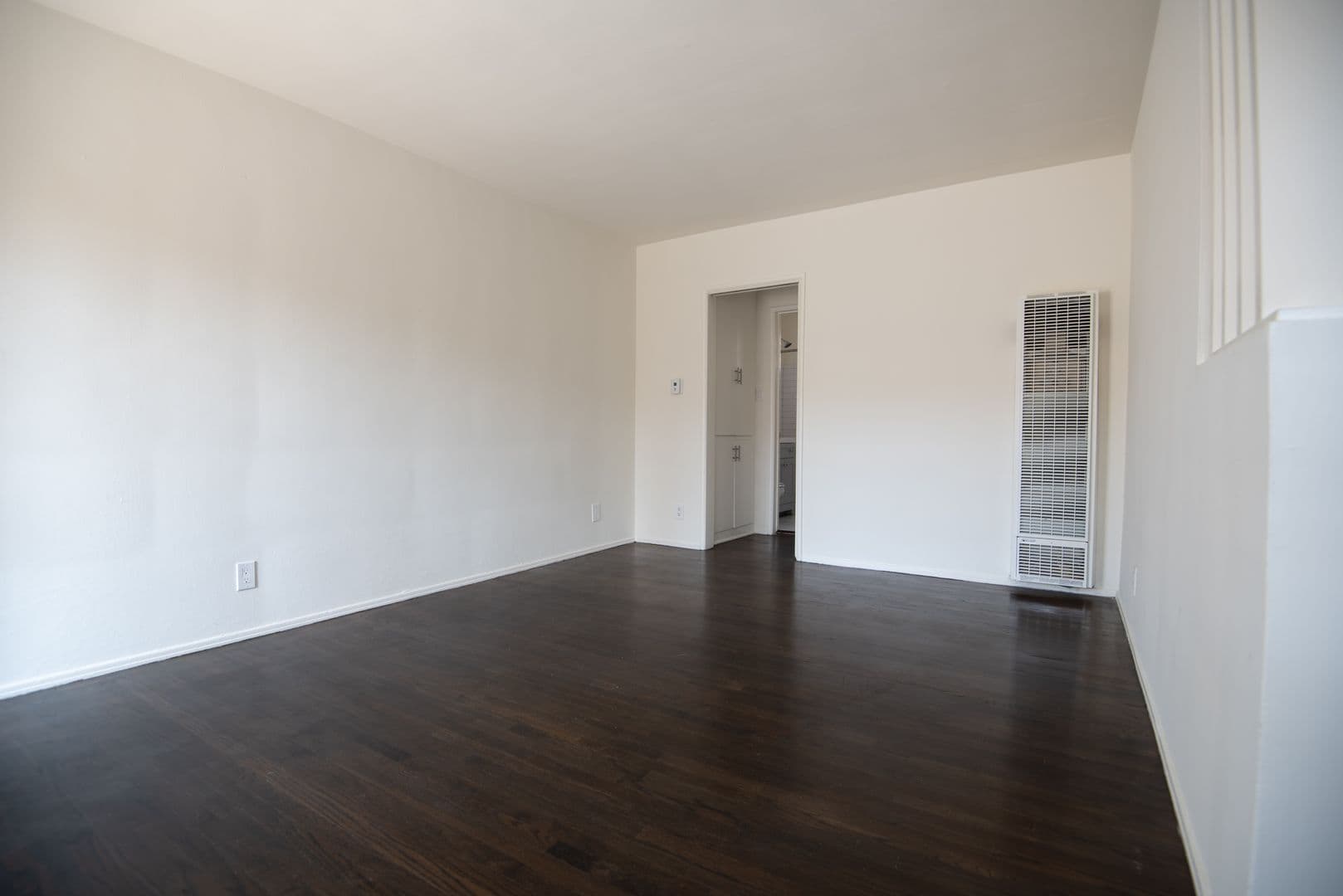 West Toluca Lake Apartment: 10924 Camarillo Street