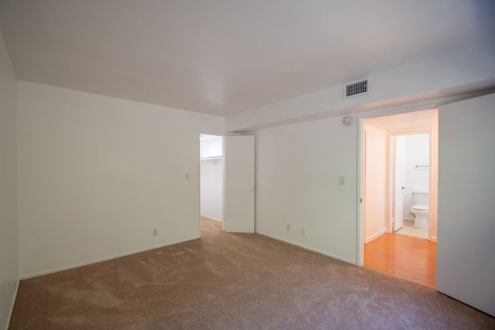 Sherman Oaks Apartment: 5617 Woodman Avenue
