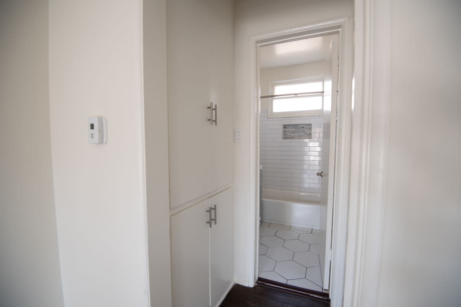 West Toluca Lake Apartment: 10924 Camarillo Street