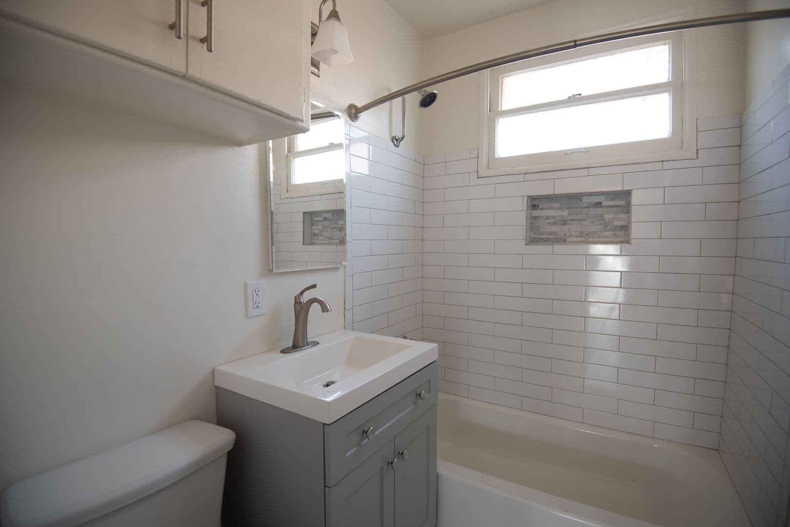 West Toluca Lake Apartment: 10924 Camarillo Street