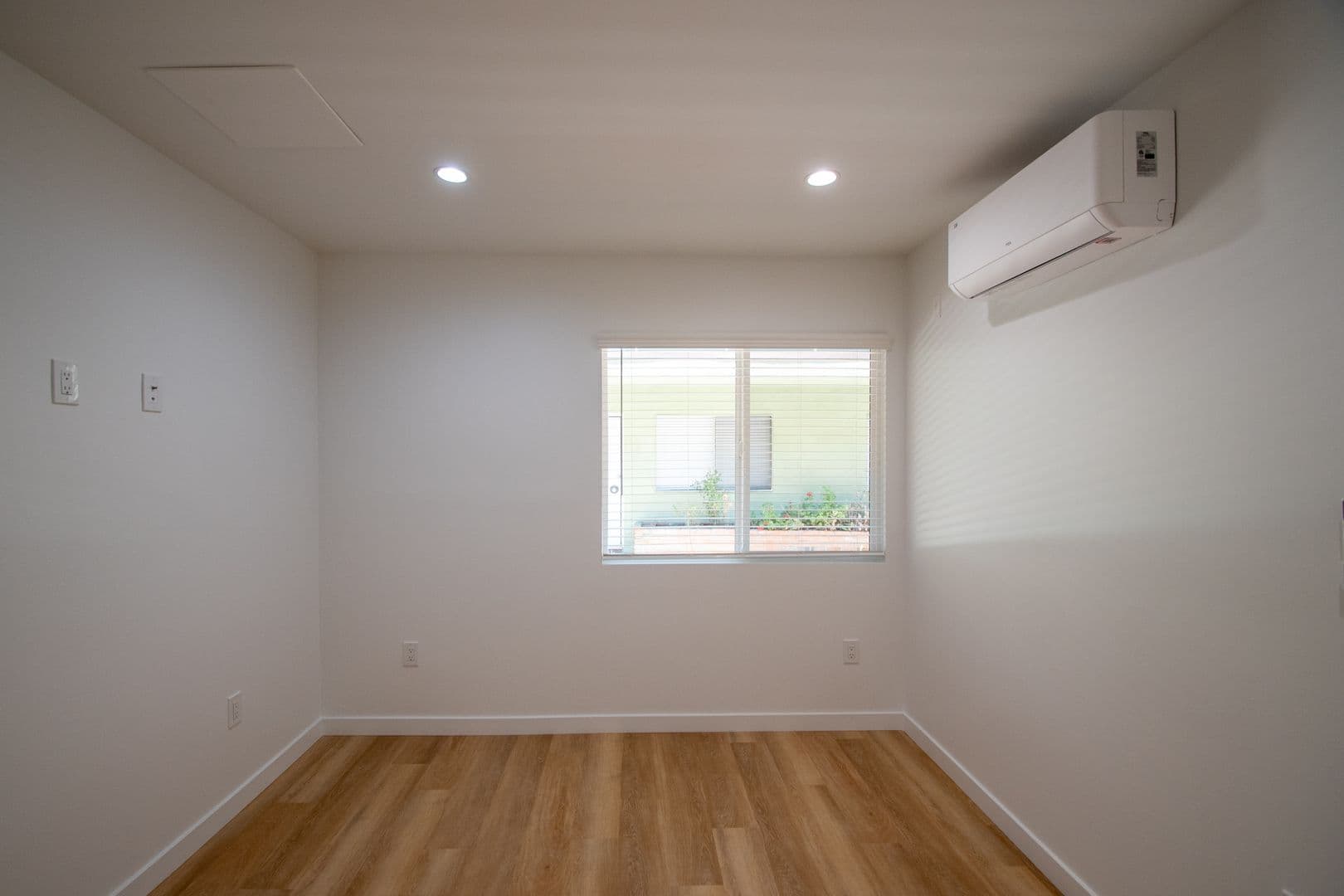 Newhall Apartment: 24347 Newhall Avenue