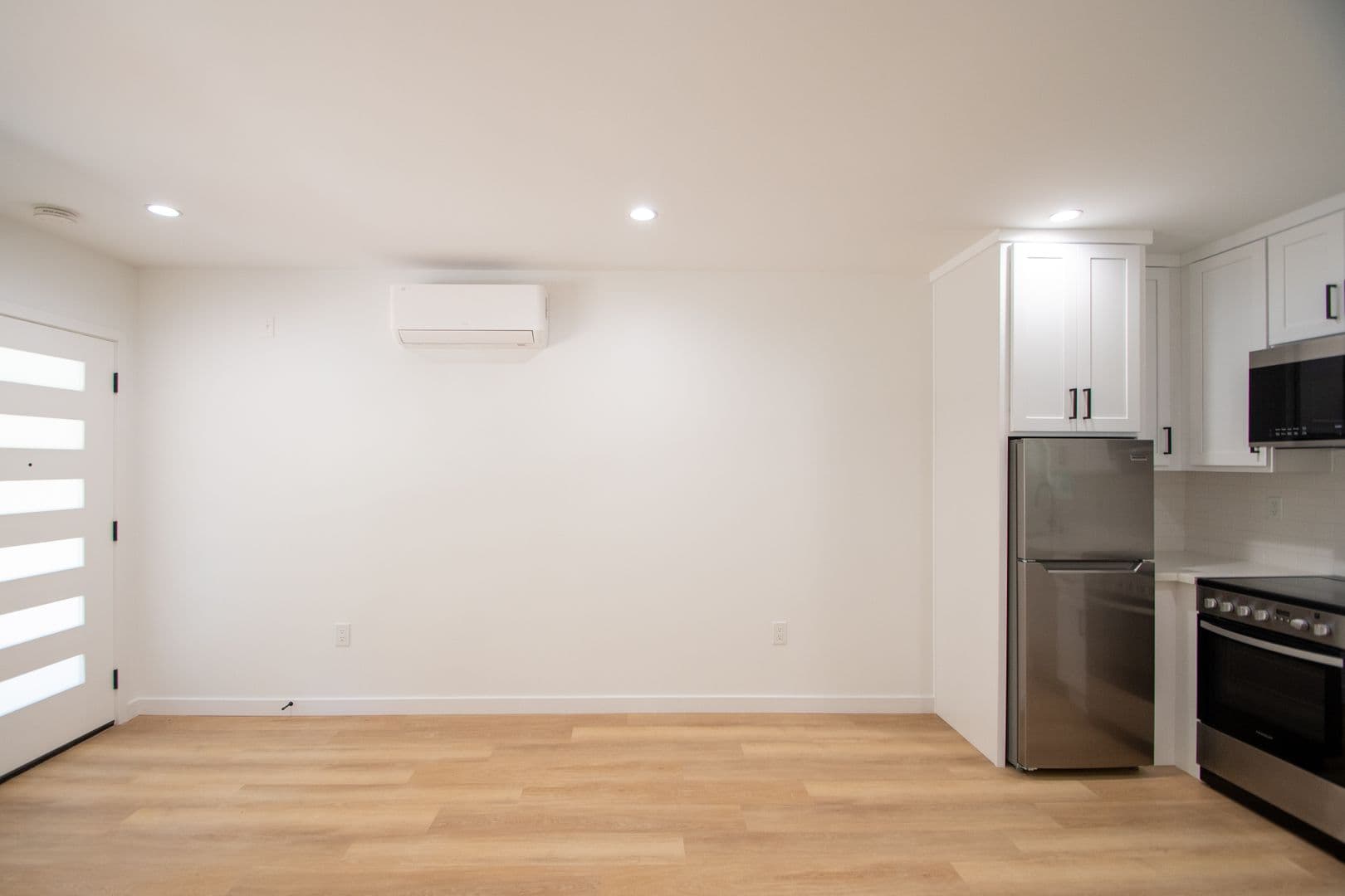 Newhall Apartment: 24347 Newhall Avenue