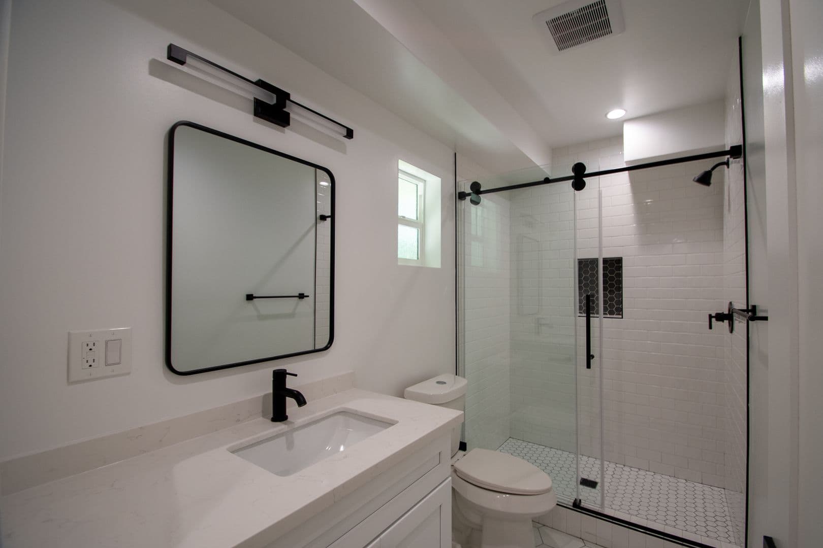 Newhall Apartment: 24347 Newhall Avenue