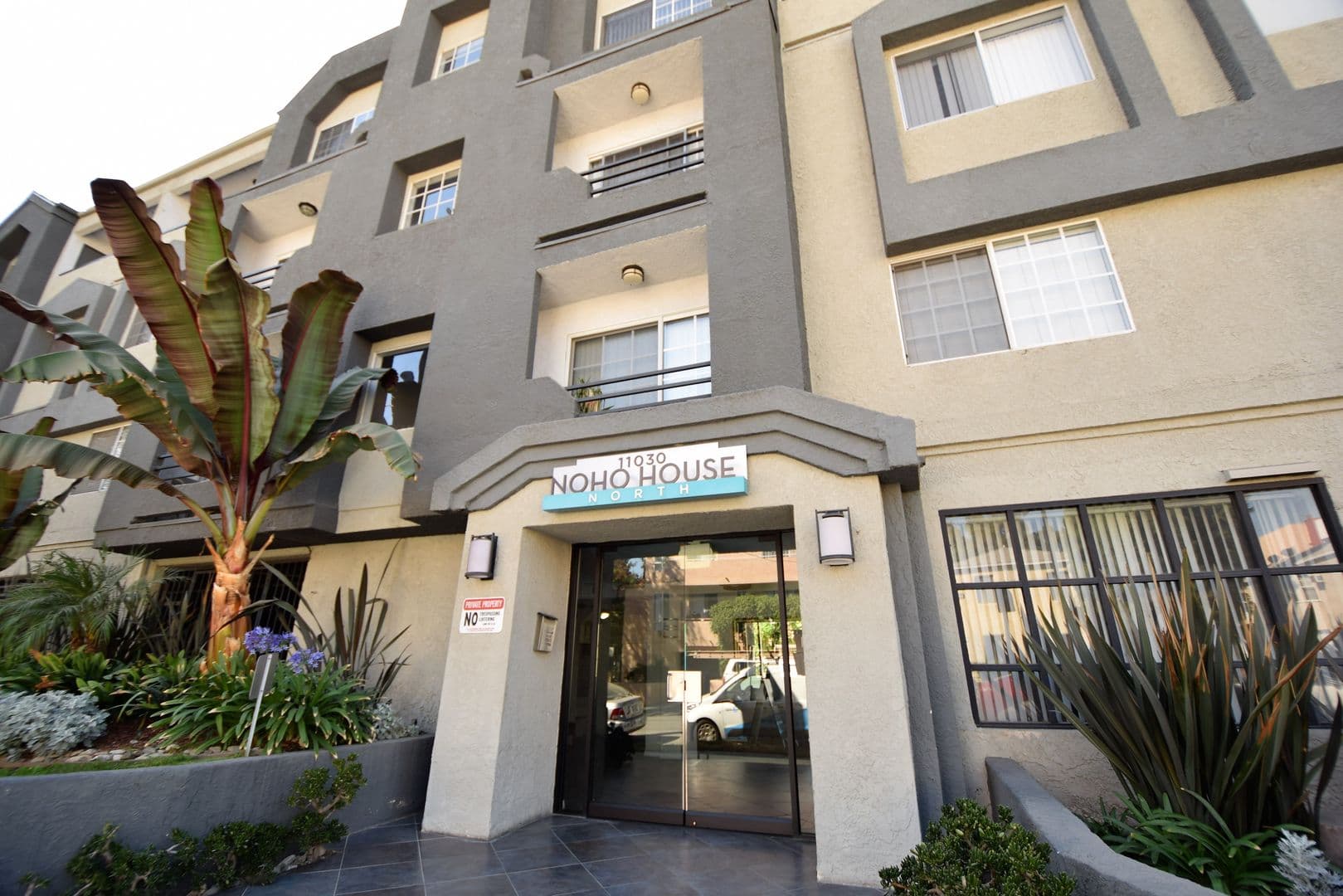 North Hollywood Apartment: 11030 Hartsook Street