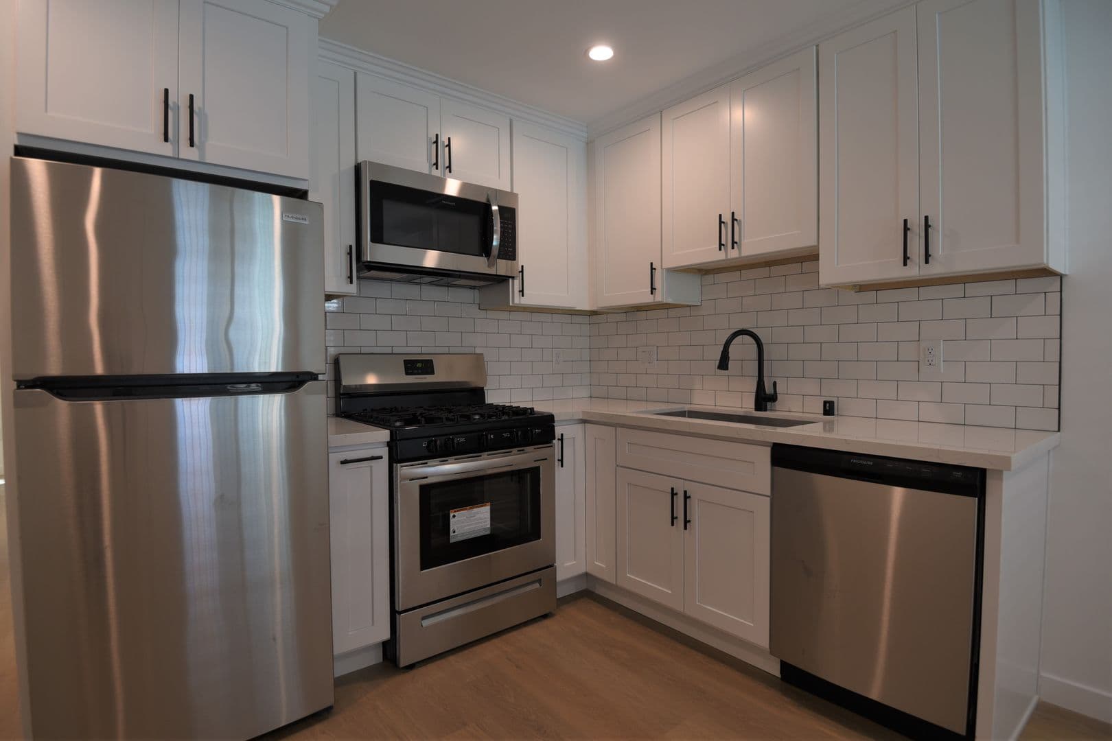Van Nuys Apartment: 14142 Victory Boulevard