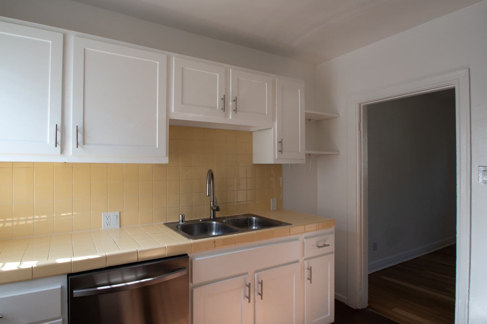 Los Angeles Apartment: 5212 Fountain Avenue