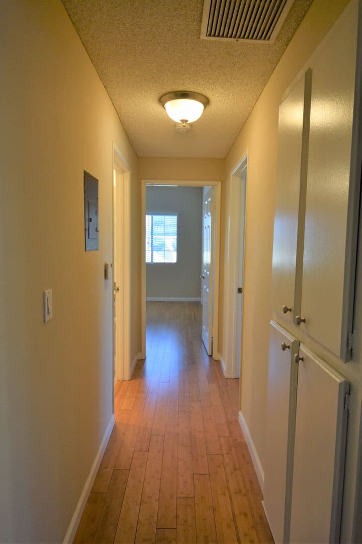 Studio City Apartment: 11594 Moorpark Street