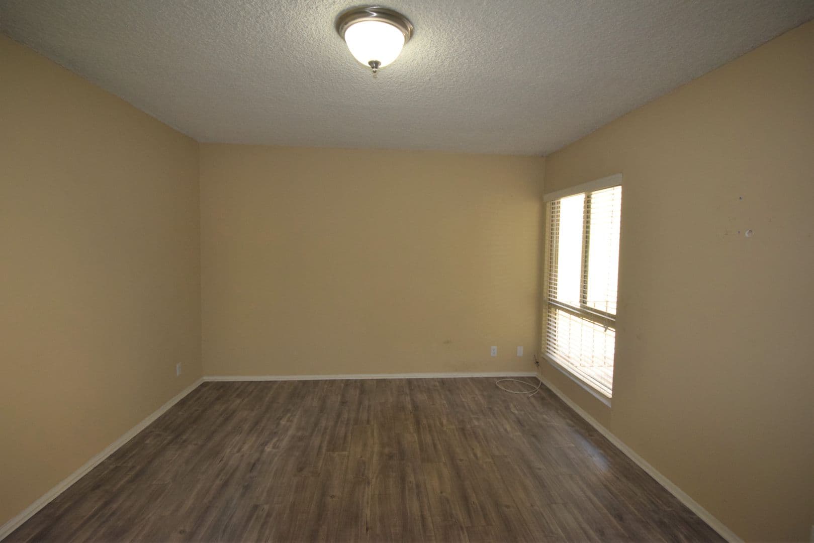 North Hollywood Apartment: 11310 Camarillo Street
