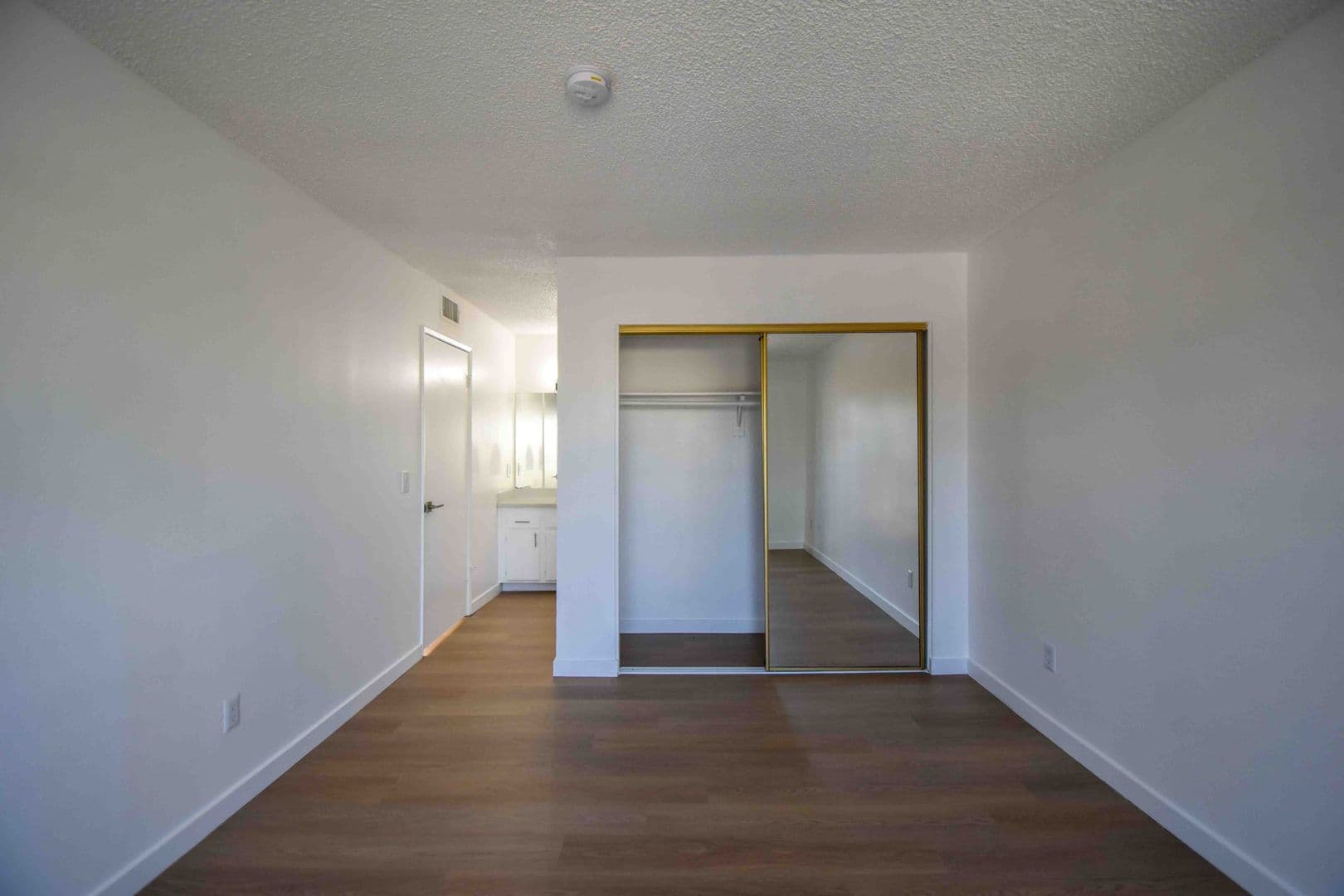 North Hollywood Apartment: 12338 Oxnard Street