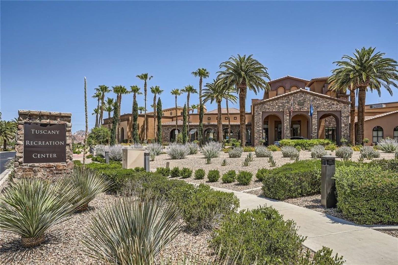 Henderson House: 1125 Via Della Costrella