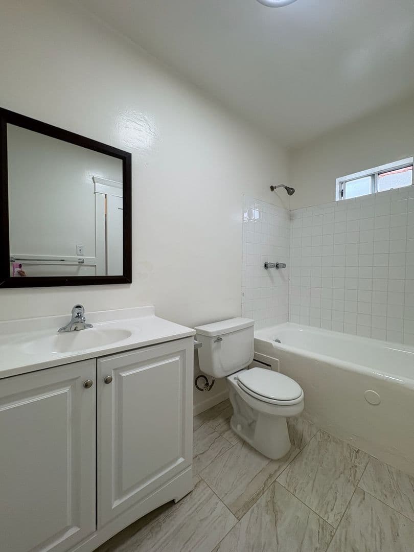 Long Beach Apartment: 924 E. 3rd St. #11