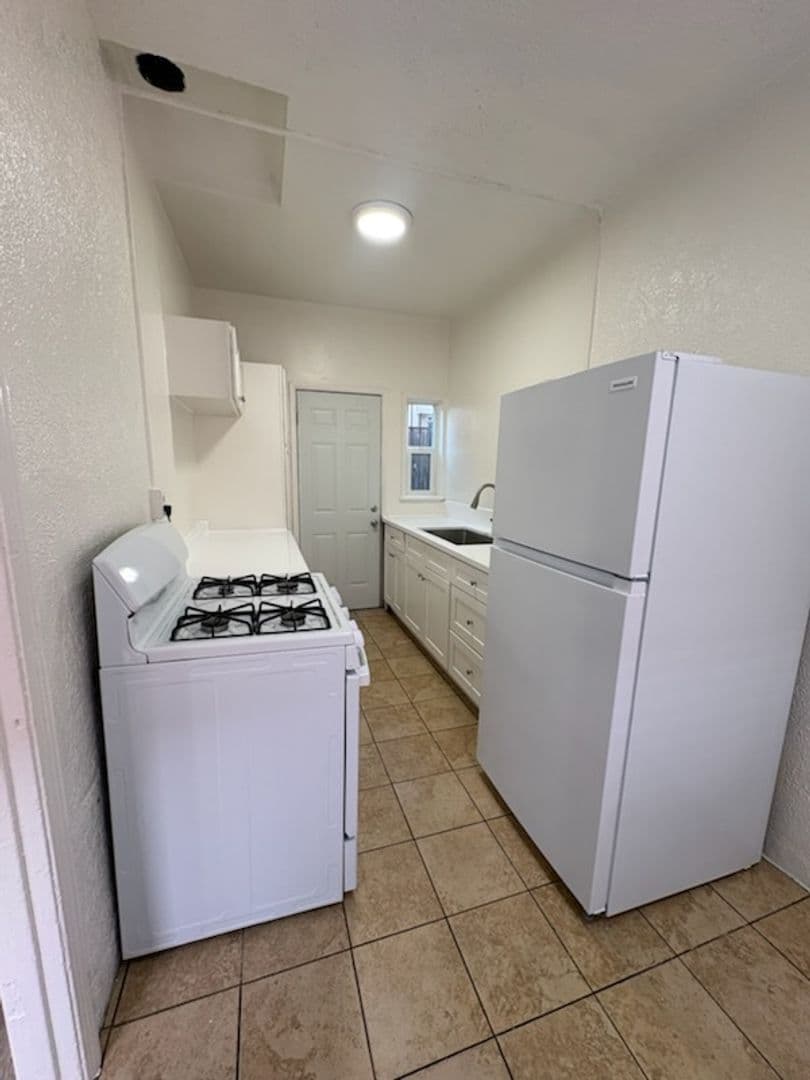 Long Beach Apartment: 540 E. 14th St.