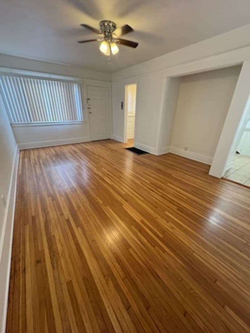 Long Beach Apartment: 930 E. 3rd St. #4