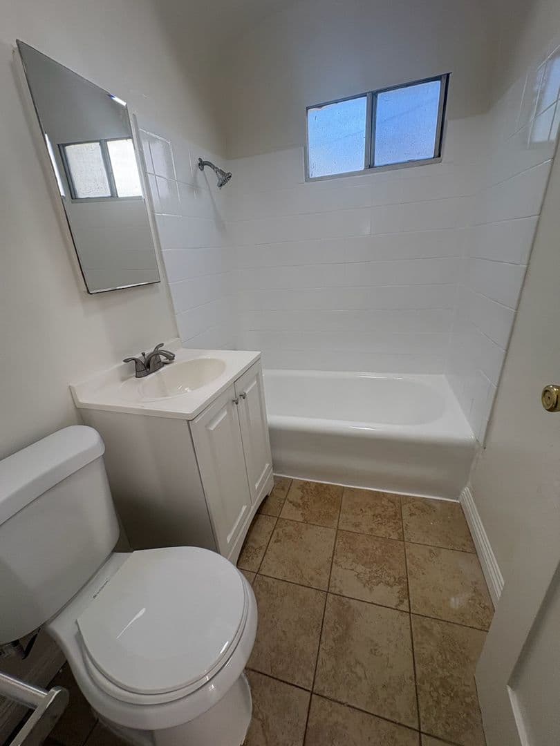 Long Beach Apartment: 540 E. 14th St.