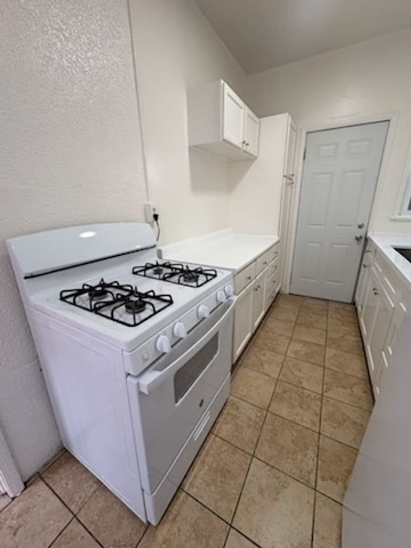 Long Beach Apartment: 540 E. 14th St.
