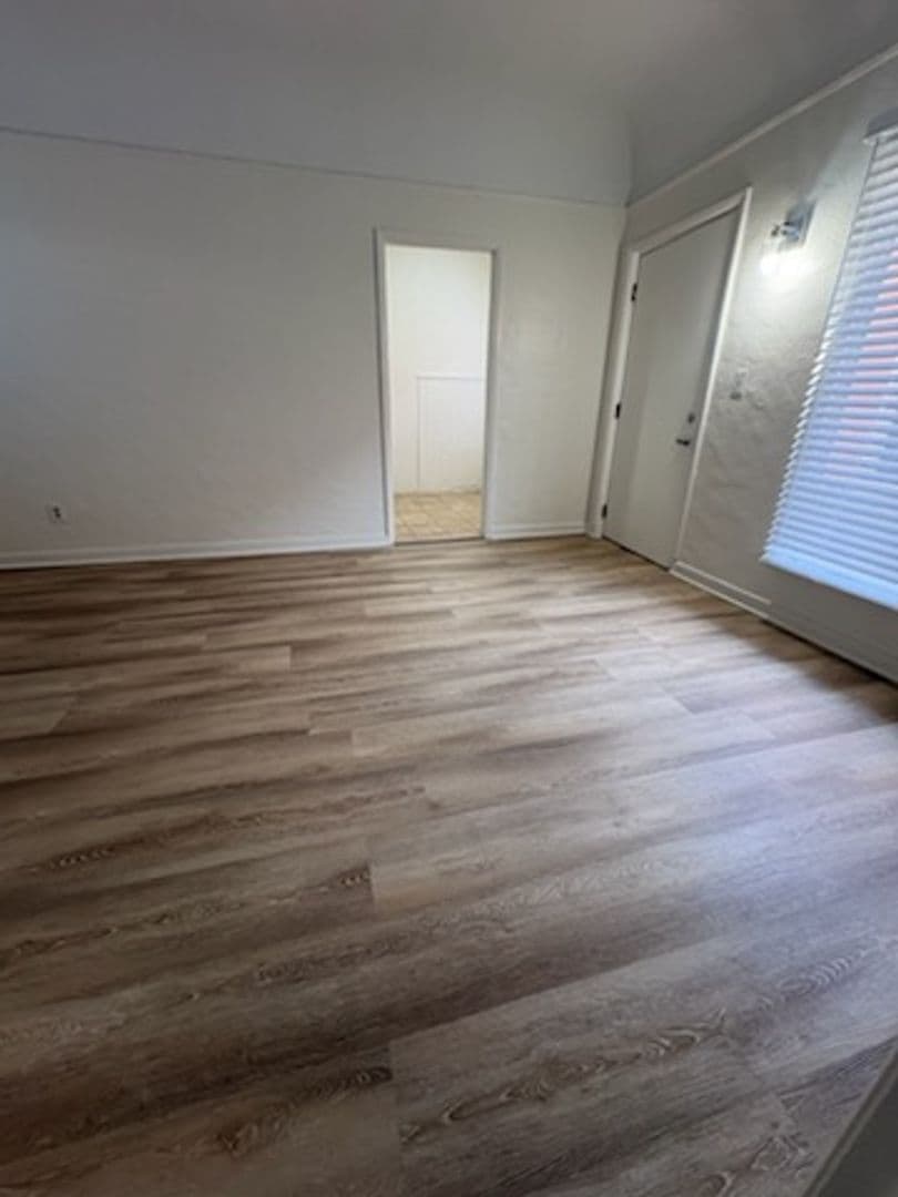 Long Beach Apartment: 540 E. 14th St.