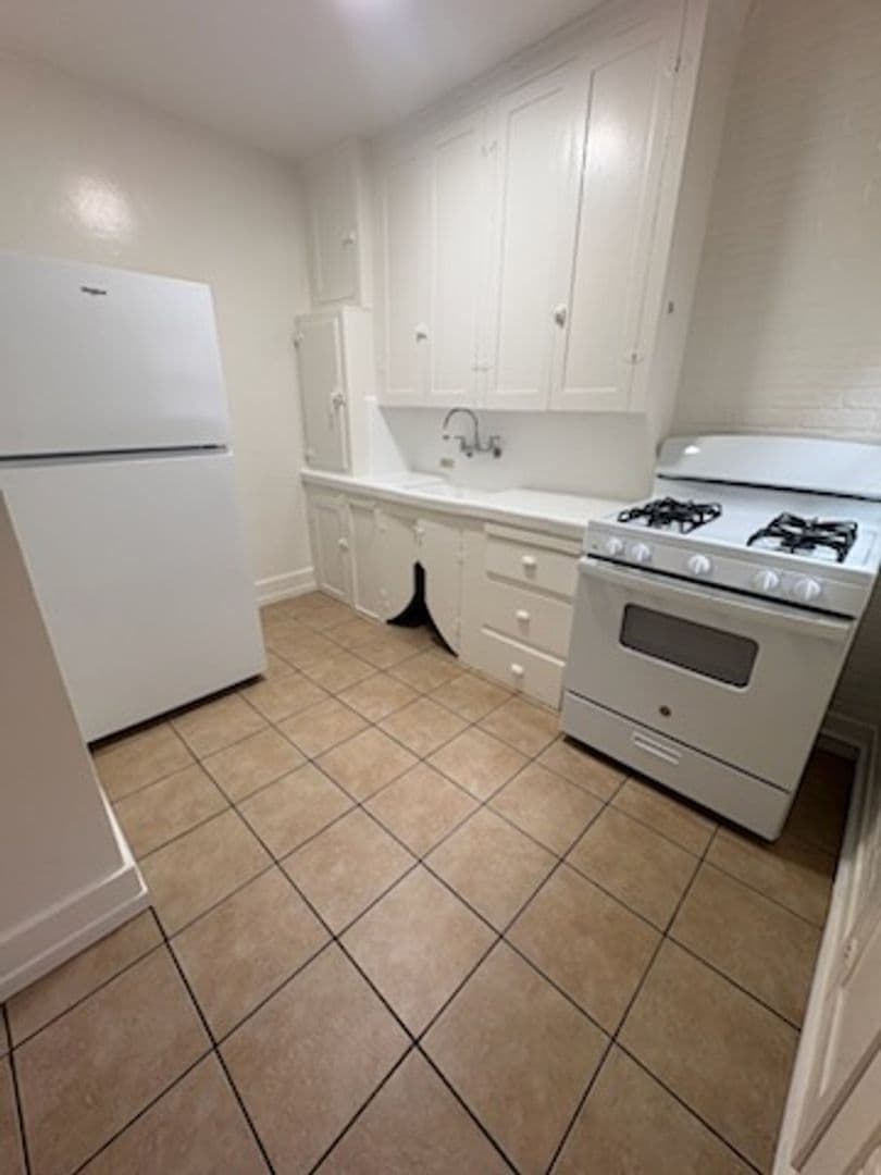 Long Beach Apartment: 930 E. 3rd St. #4