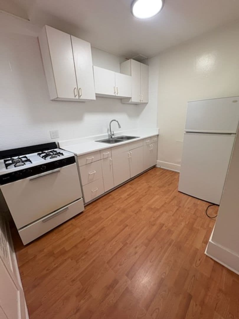 Long Beach Apartment: 924 E. 3rd St. #11
