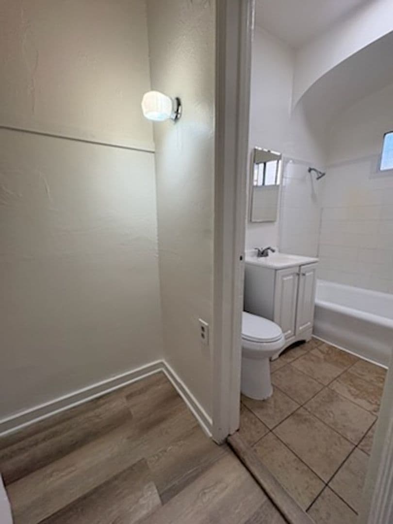 Long Beach Apartment: 540 E. 14th St.