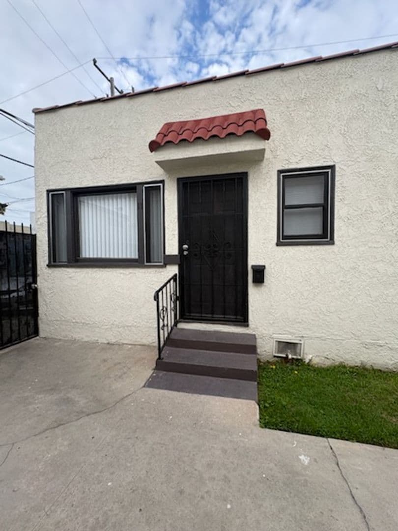 Long Beach Apartment: 924 E. 3rd St. #11