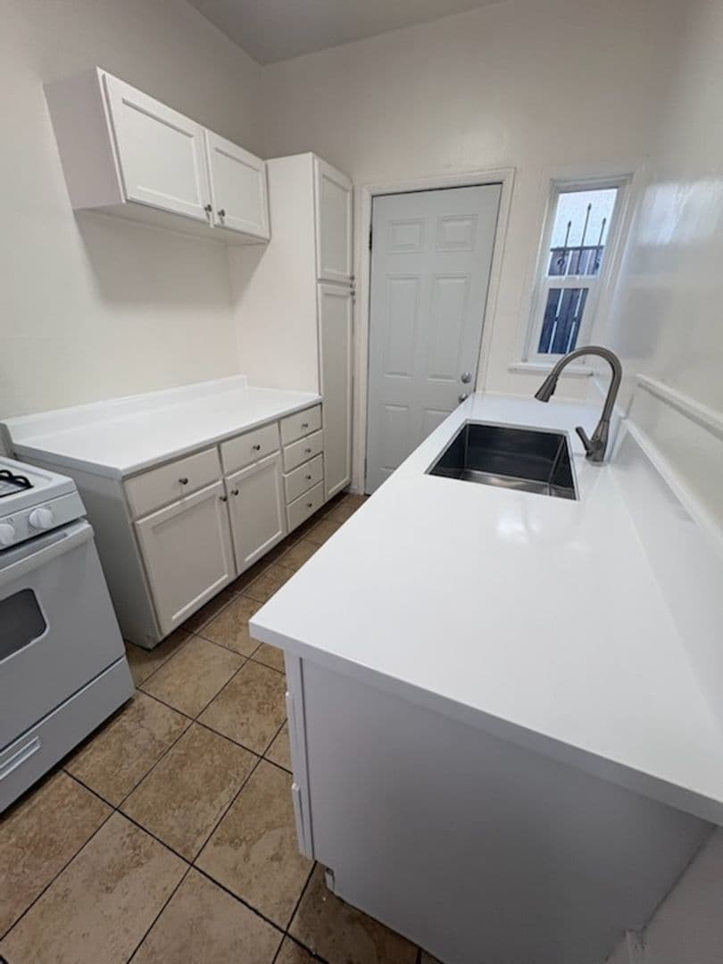 Long Beach Apartment: 540 E. 14th St.