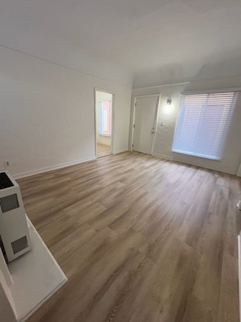 Long Beach Apartment: 540 E. 14th St.