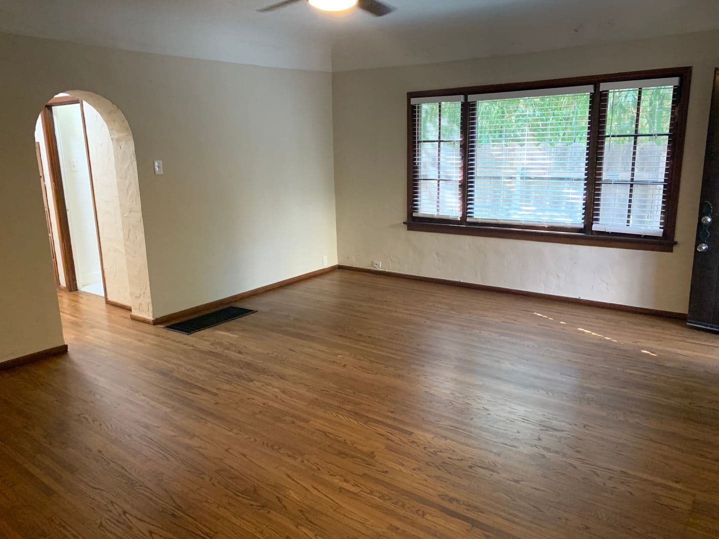 Long Beach Apartment: 1844 East 5th St.