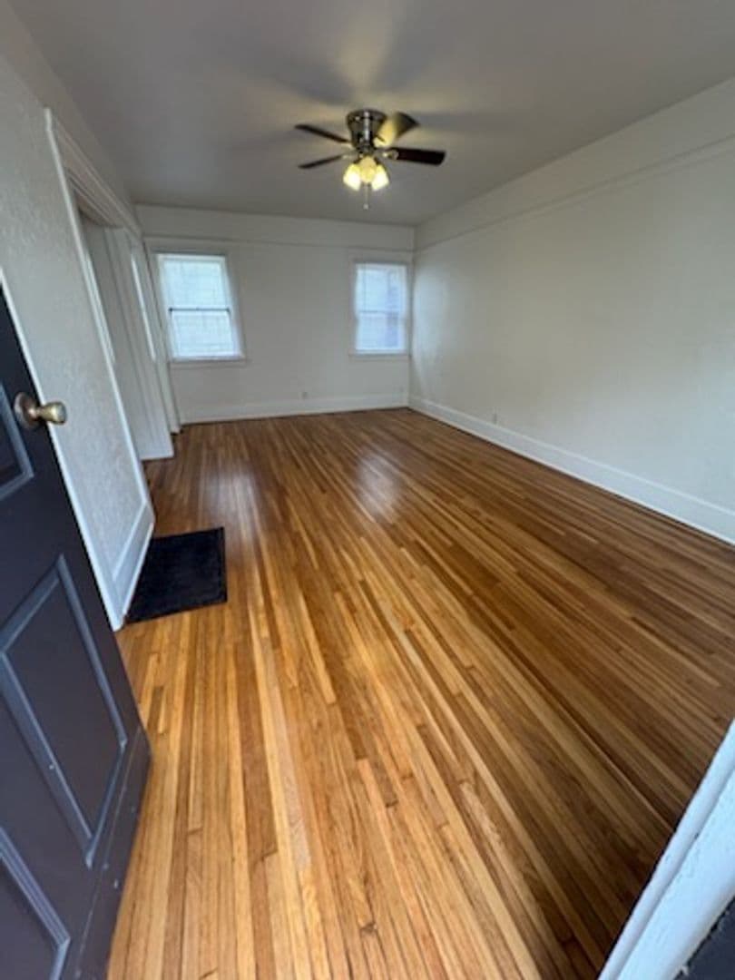 Long Beach Apartment: 930 E. 3rd St. #4
