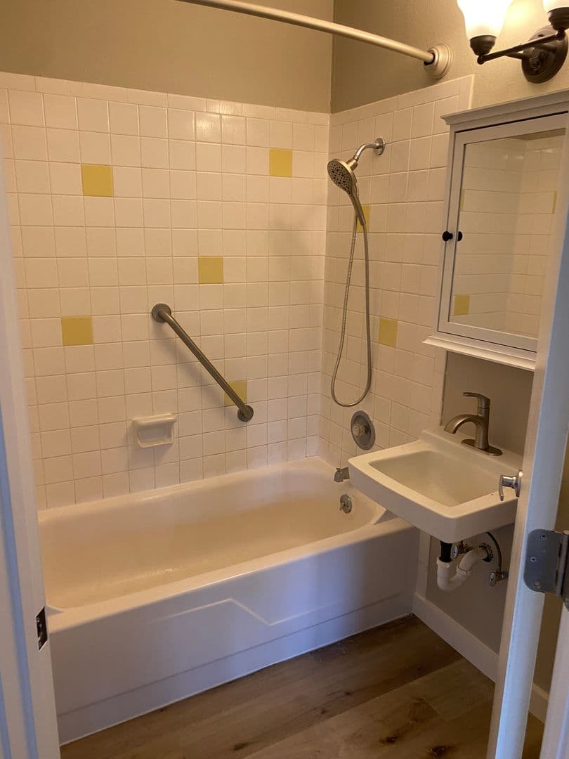 Milwaukie Apartment: 2323 SE Harrison St.