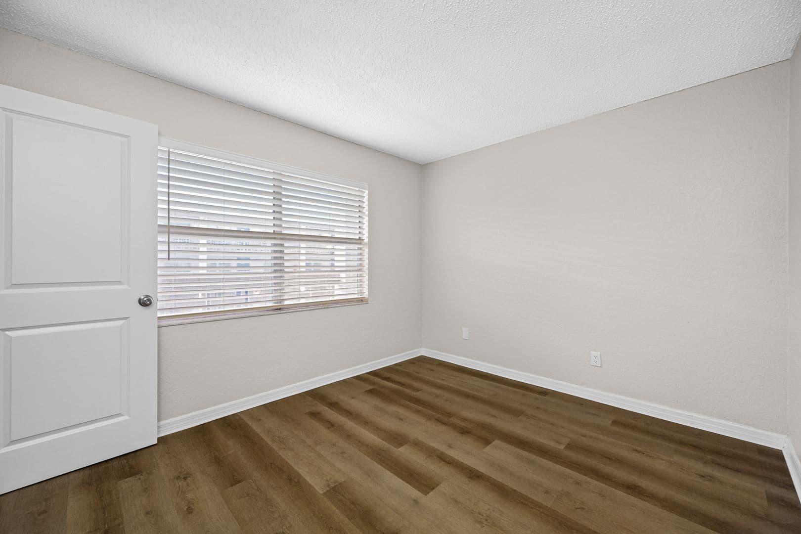 Kenneth City Apartment: 5870 56th Ave N