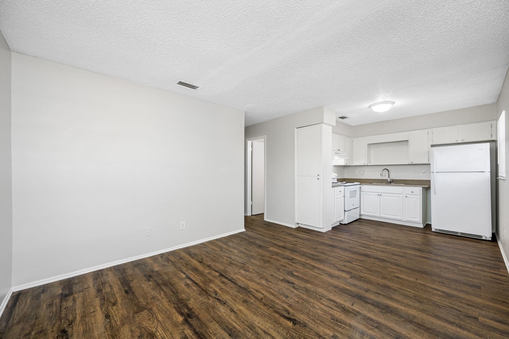 Pinellas Park Apartment: 4520 76th Ave N