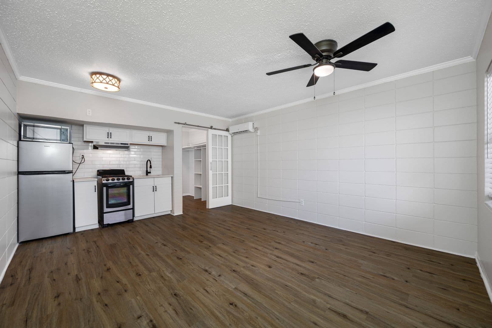 Saint Petersburg Apartment: 425 2nd St N