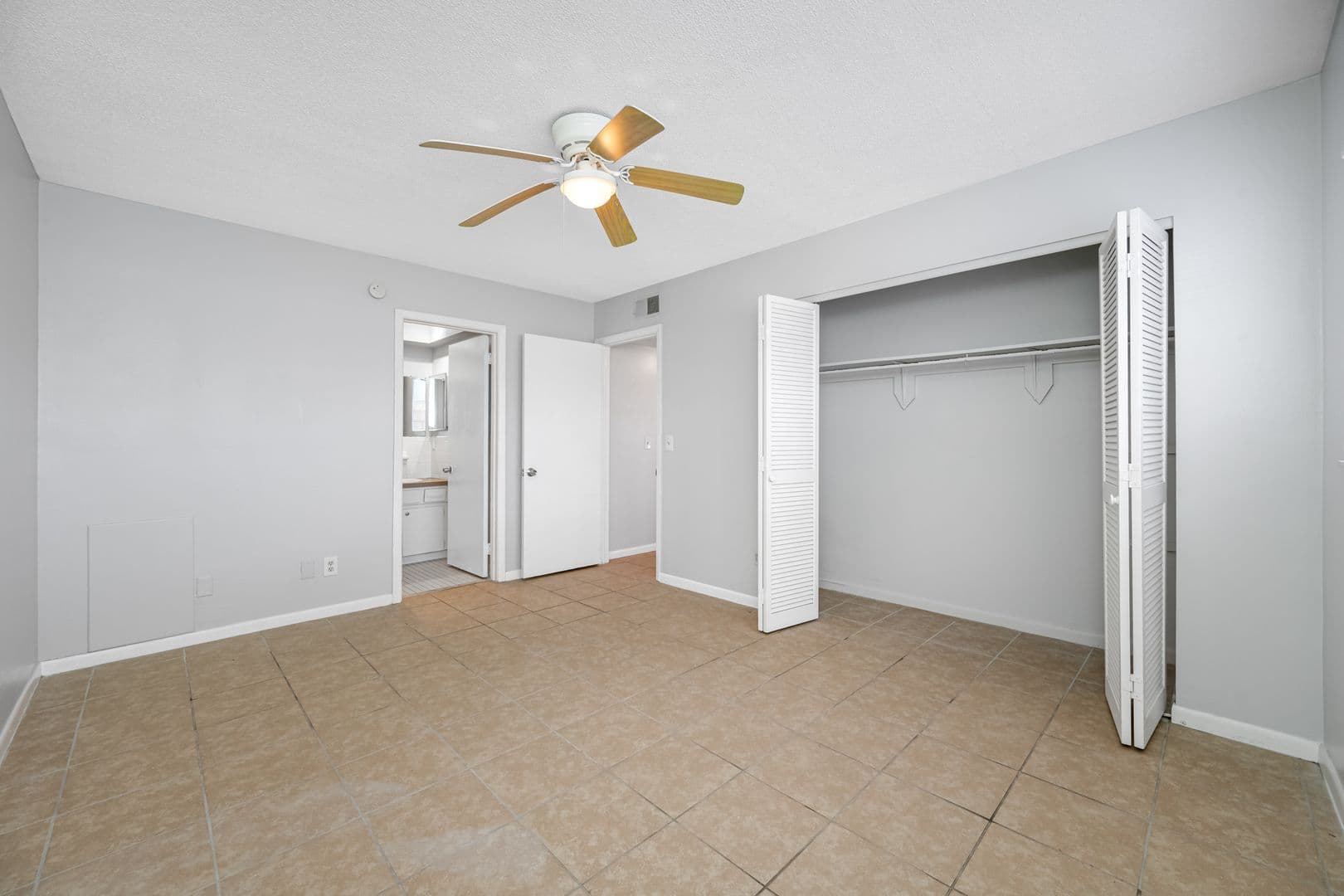 Palm Harbor Apartment: 30 Liberty Way