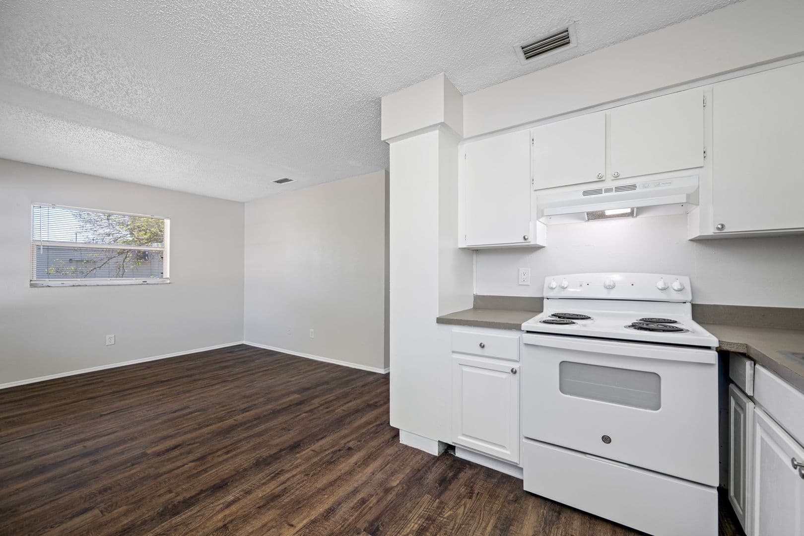 Pinellas Park Apartment: 4520 76th Ave N