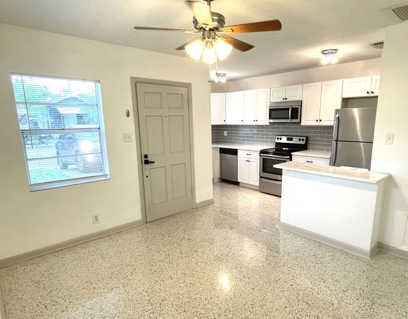 Tampa Apartment: 302 W West St