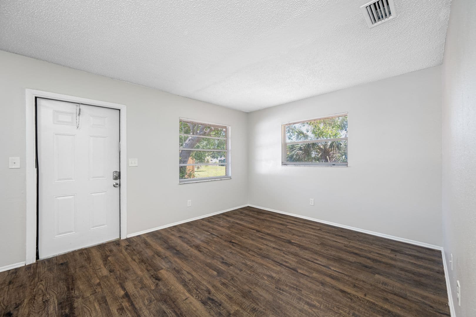 Pinellas Park Apartment: 4520 76th Ave N