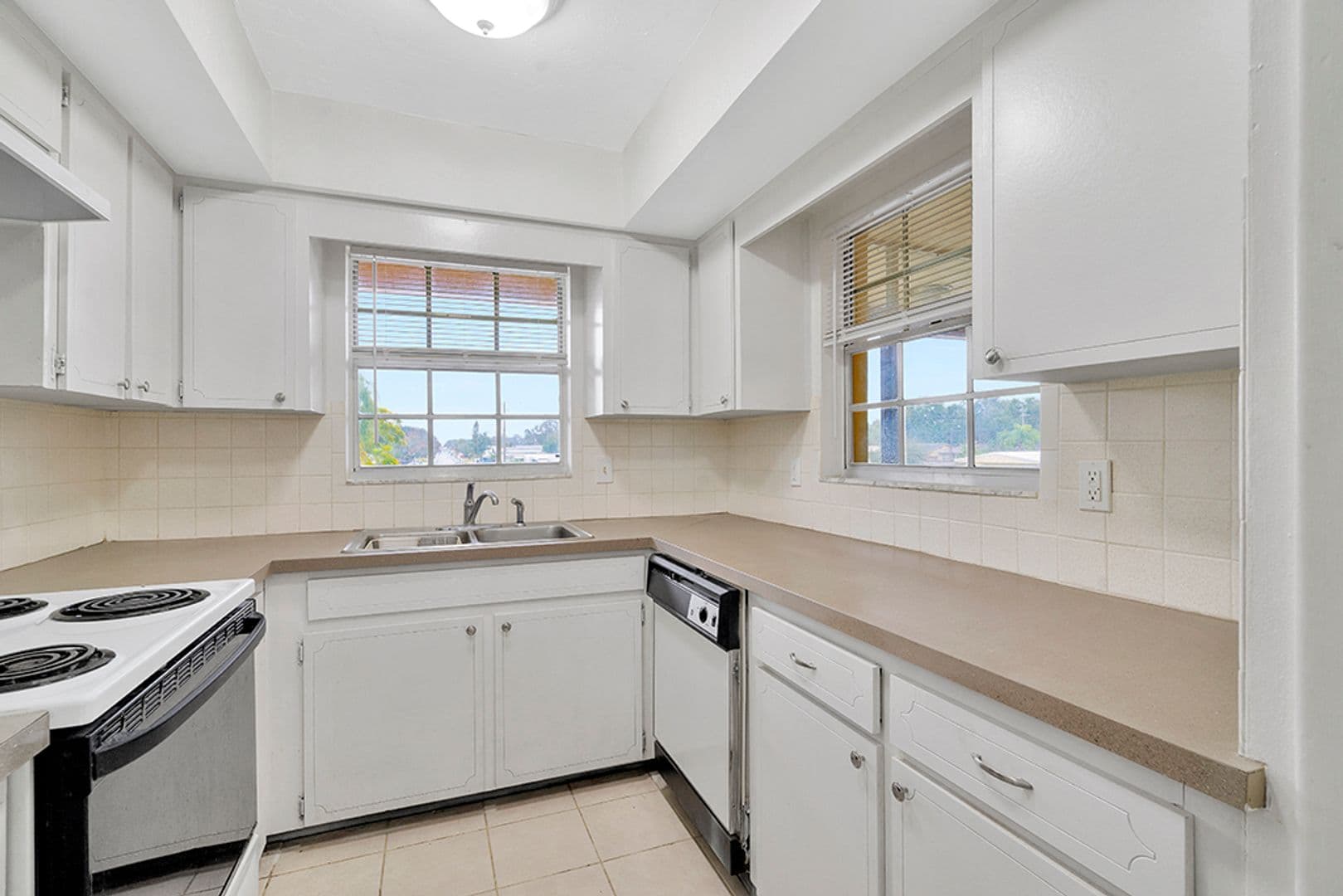 Palm Harbor Apartment: 30 Liberty Way