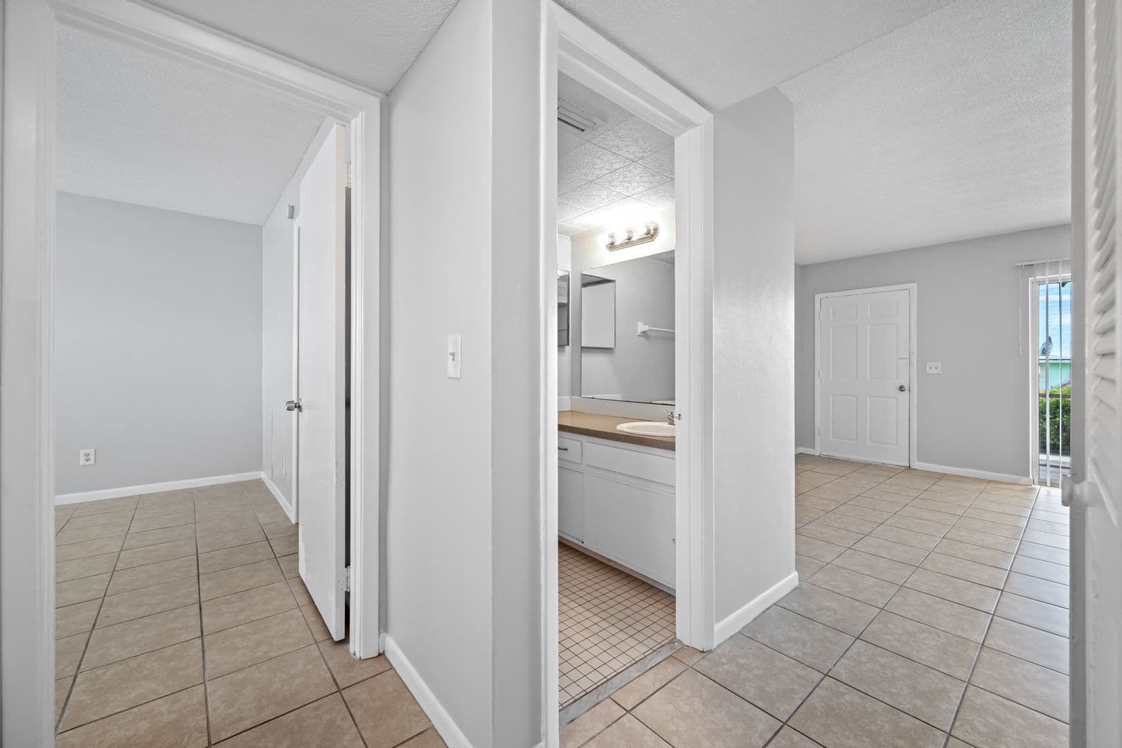 Palm Harbor Apartment: 30 Liberty Way