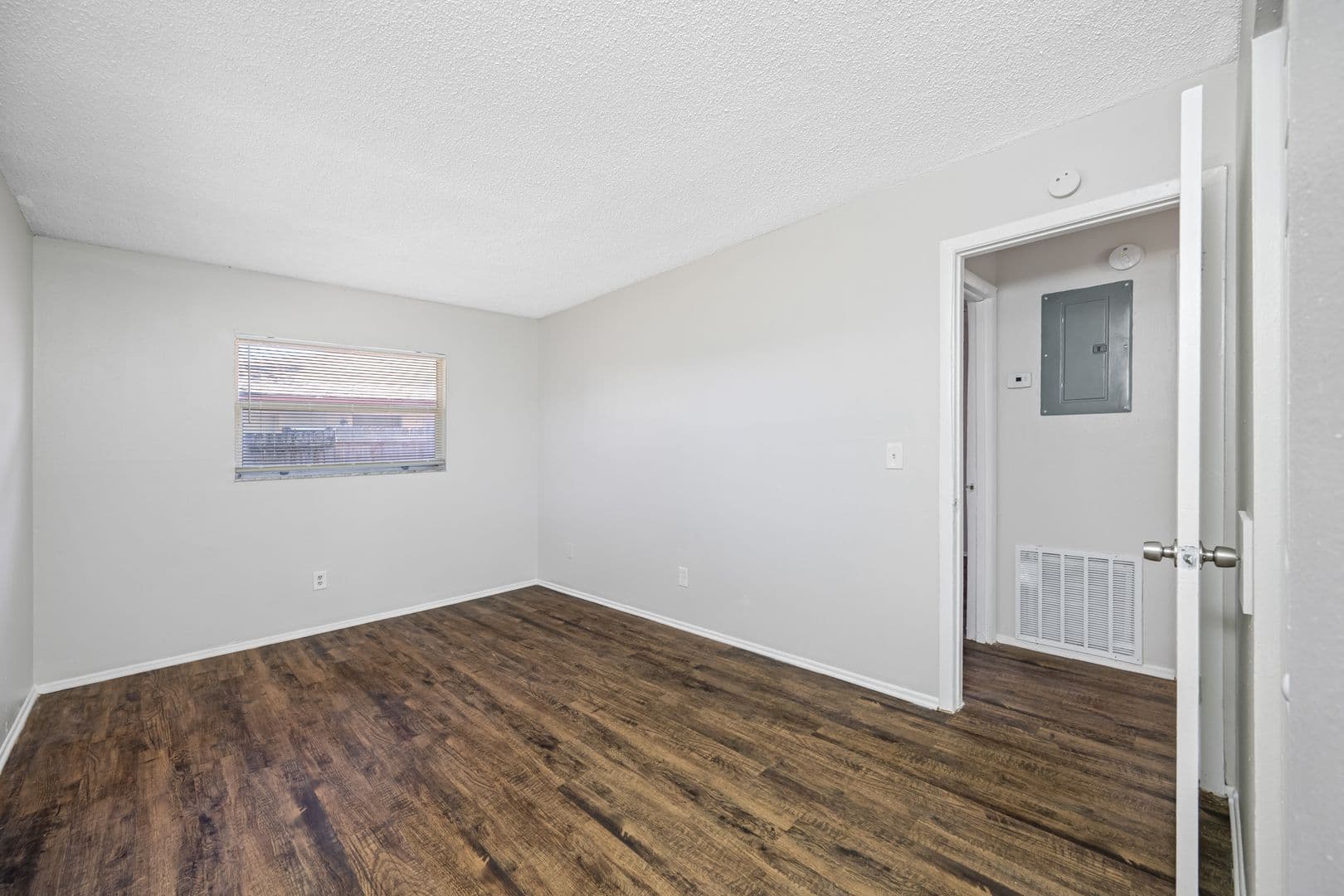Pinellas Park Apartment: 4520 76th Ave N