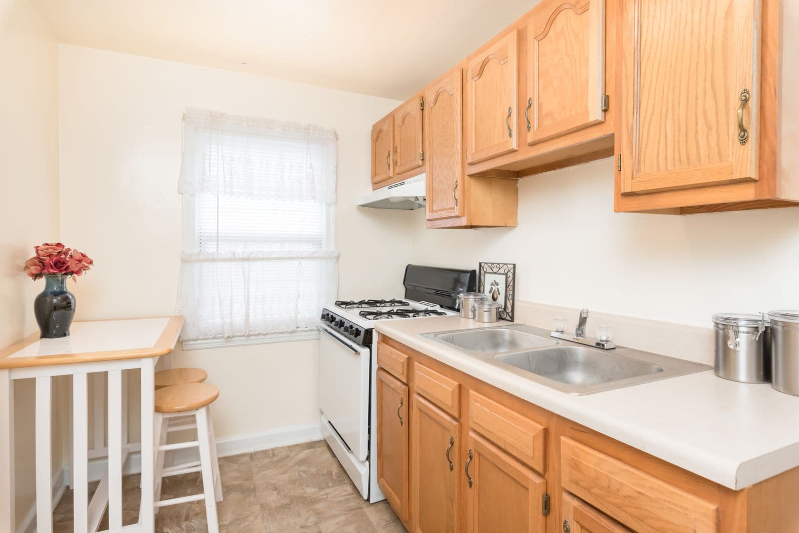 Portsmouth Apartment: 9 Seminole Dr