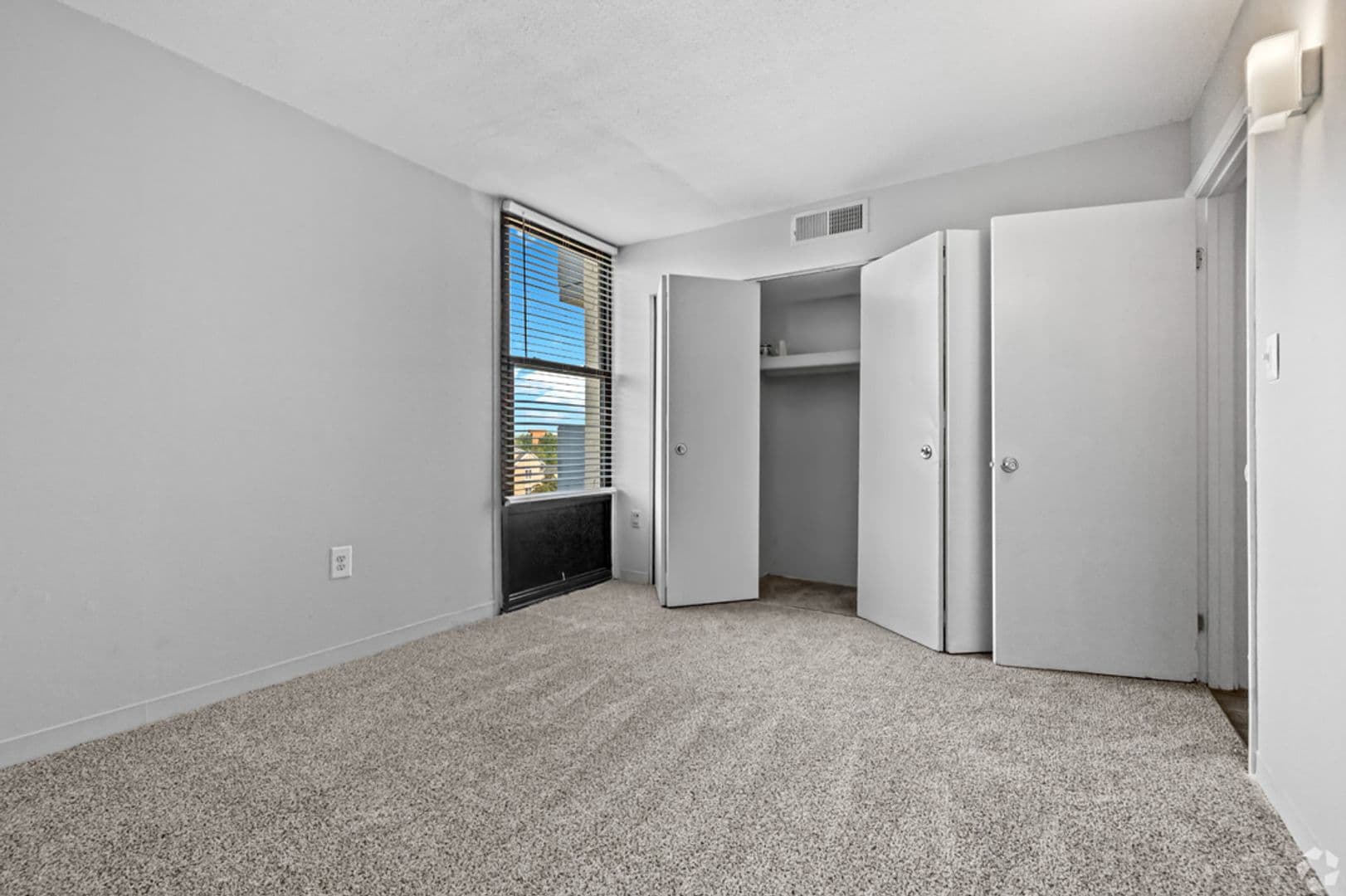 Portsmouth Apartment: 303 Effingham St