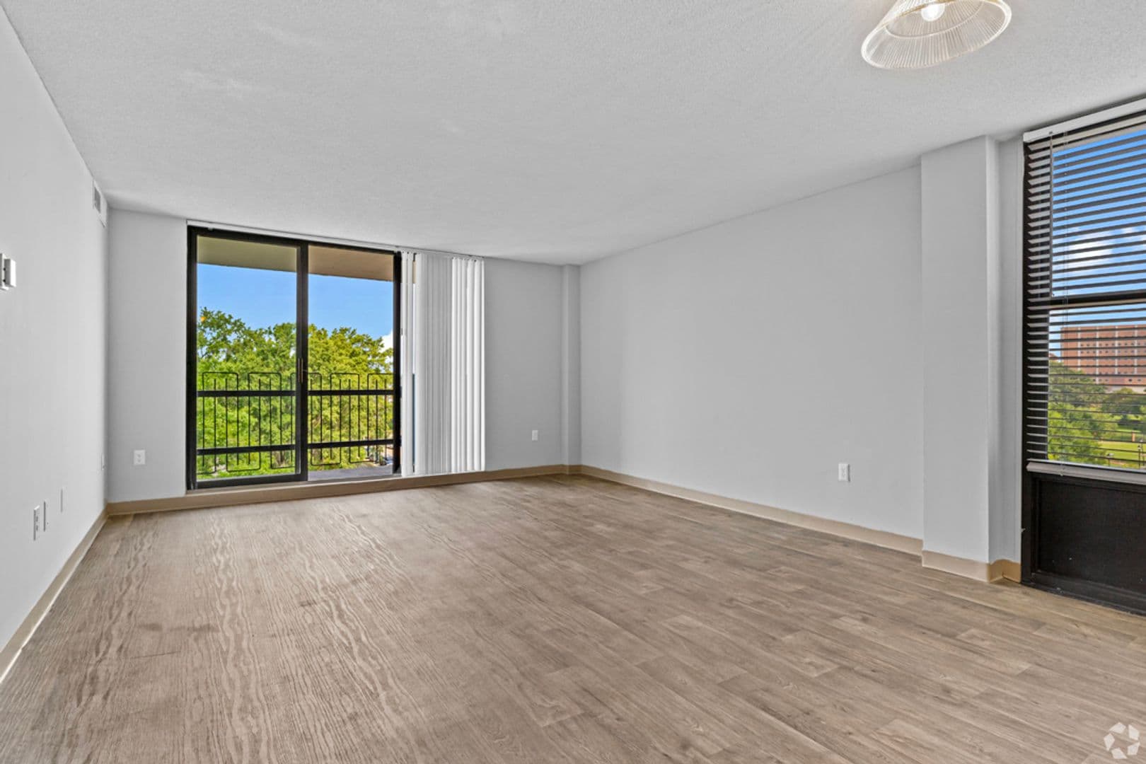 Portsmouth Apartment: 303 Effingham St