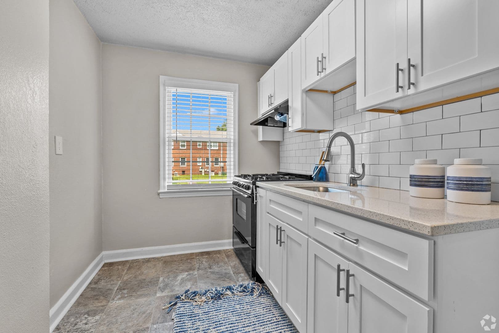 Portsmouth Apartment: 9 Seminole Dr