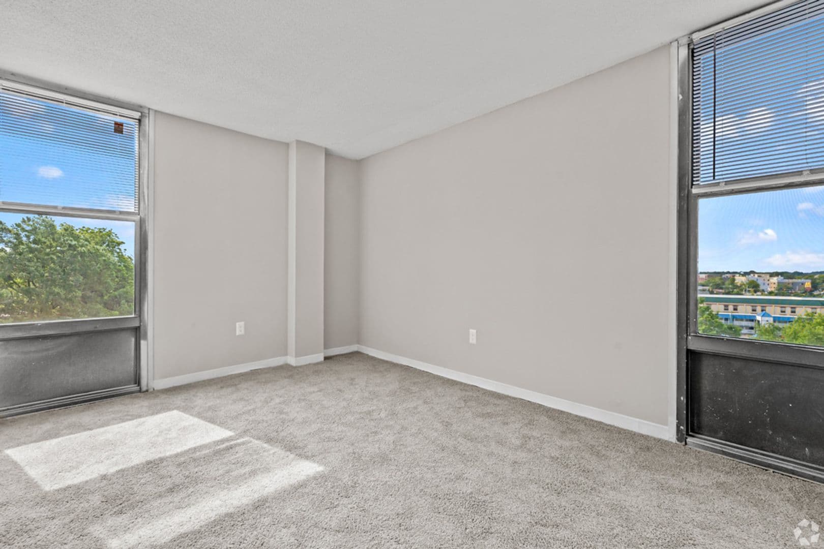 Portsmouth Apartment: 303 Effingham St